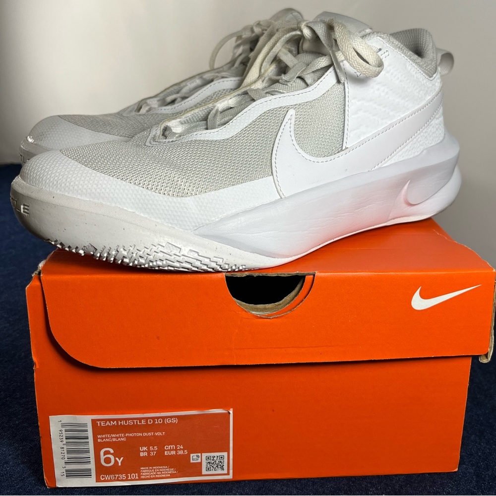 Nike Team Hustle D 10 (GS) Basketball Shoes CW6735 101 Youth 6Y White